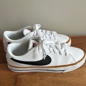 Women’s Nike Tennis Shoe